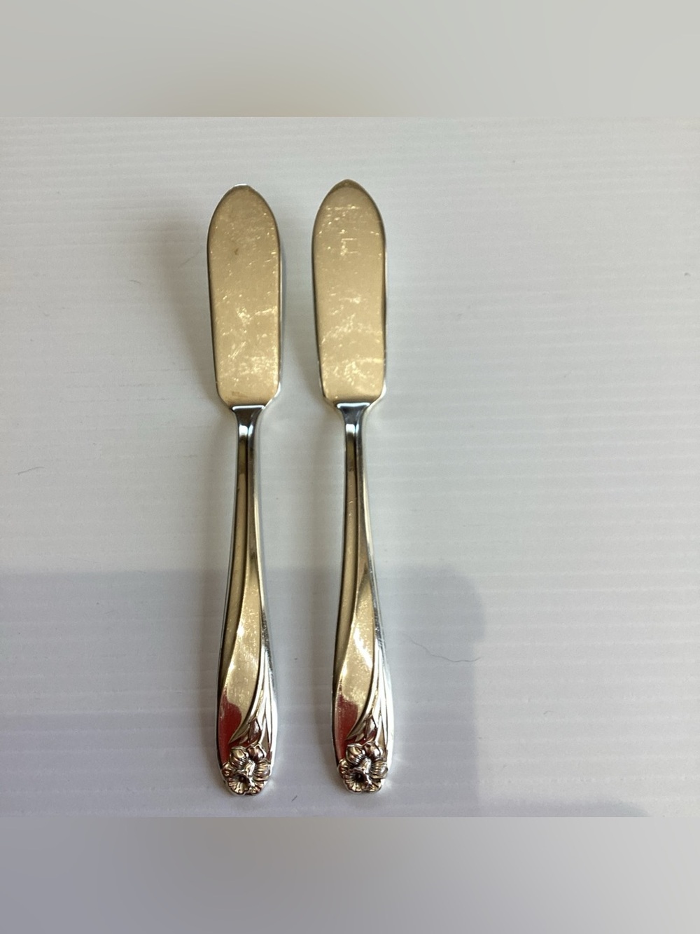 1847 Rogers IS Daffodil Silverplate Flat Handle Butter Knives Set of 2